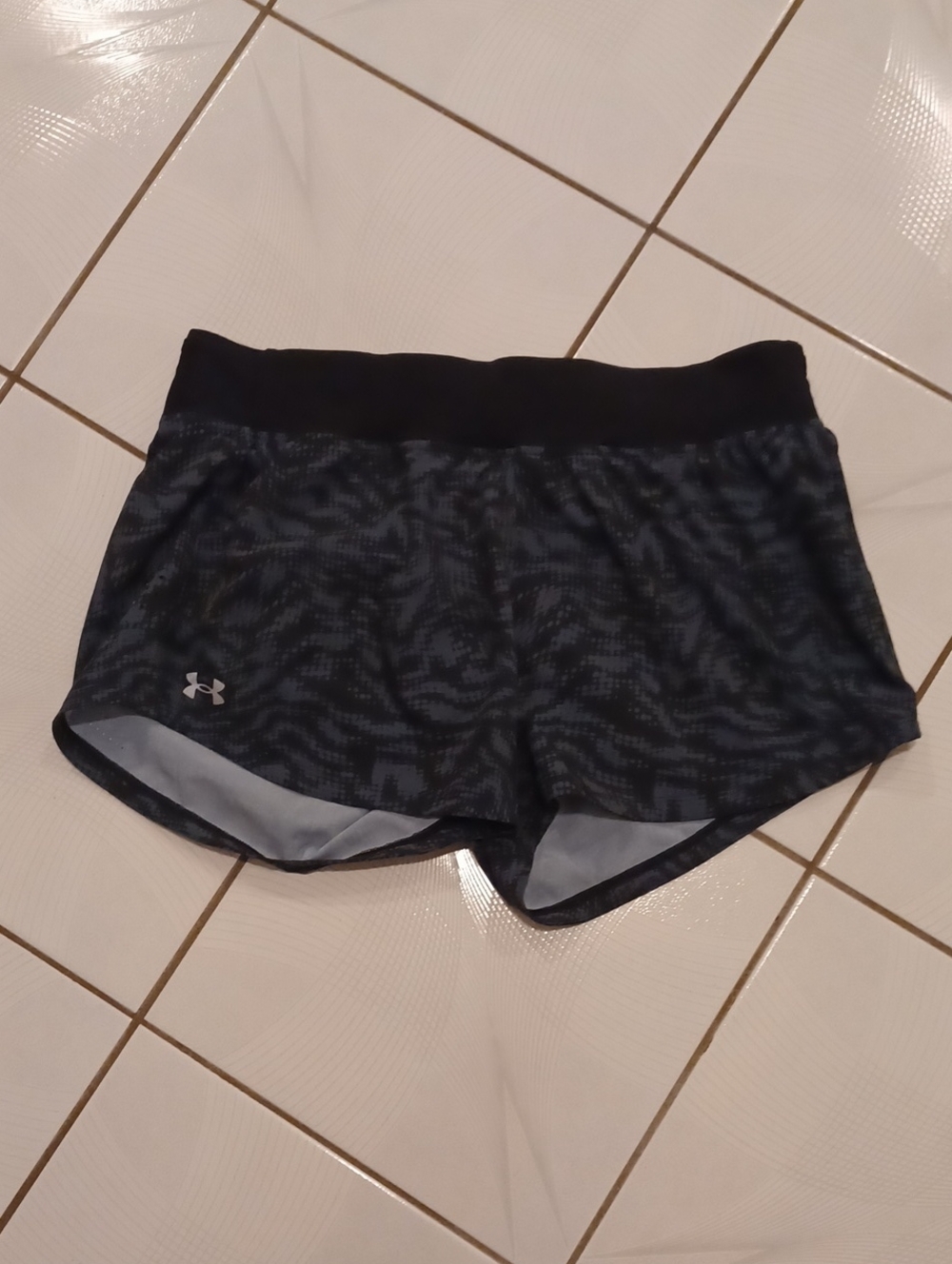 4/$60 Under Armour Black & Gray Patterned Athletic Shorts - Size XL